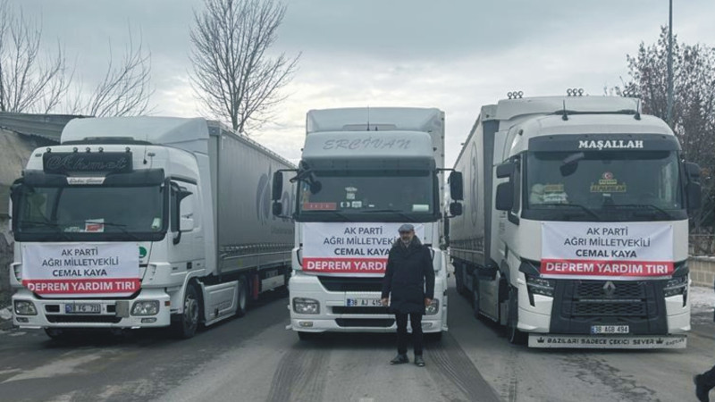 Cemal Kaya Deprem Bölgesine 3 TIR Malzeme götürüyor
