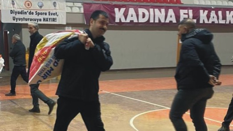 Kaymakam Yardım Çuvallarını sırtladı