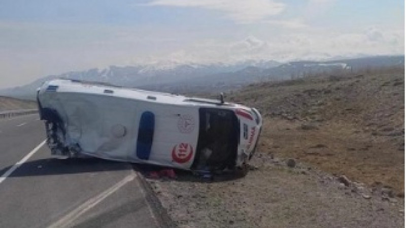 Devrilen Ambulanstaki 3 sağlık personeli yaralandı