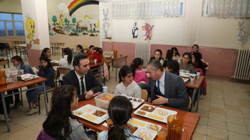Ağrı Milli Eğitim Müdürü Kökrek, iftarını açtığı öğrencilerin sinema talebini geri çevirmedi