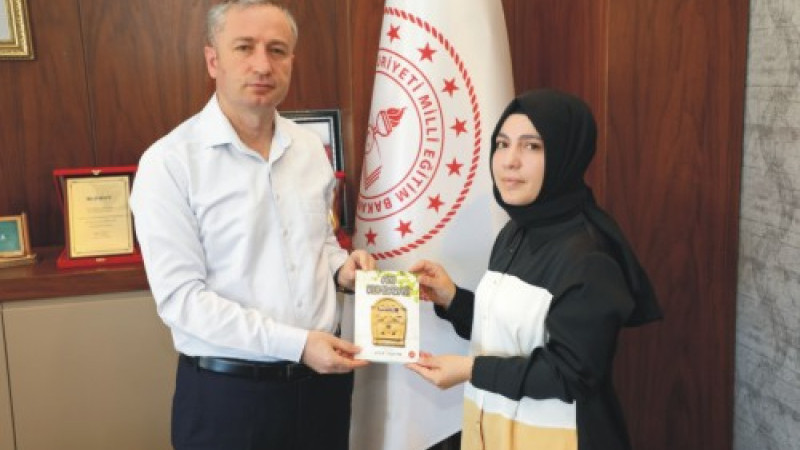 Ağrı’da okul yöneticileri çıkardıkları kitabı Milli Eğitim Müdürü Kökrek’e hediye etti
