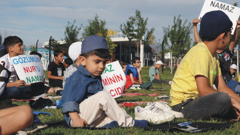 Hayat Namazla Güzeldir etkinliği ile onlarca çocuk millet bahçede saf tuttu