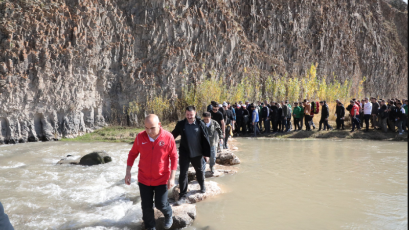 Ağrı Valiliği Koordinesinde Turizmin Yüzyılı Sloganıyla “Diyadin Kanyonu Yürüyüşü” Düzenlendi. 