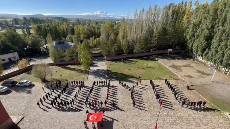 Ağrı’da Cumhuriyetin 100. yılına özel kareografi