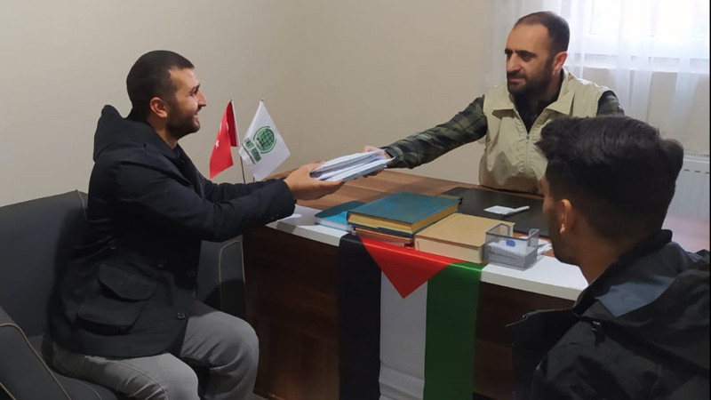 Yapılan kermesin parasını Gazze'ye ulaştırılmak üzere Ağrı Umut Kervanı'na teslime ettiler