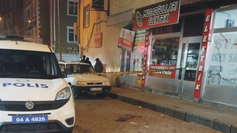 Çatıdan düşen adam Yoğun Bakımda Yaşam Mücadelesi Veriyor