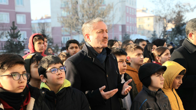 Ağrı'da şehitler için okullarda bir dakikalık saygı duruşunda bulunuldu