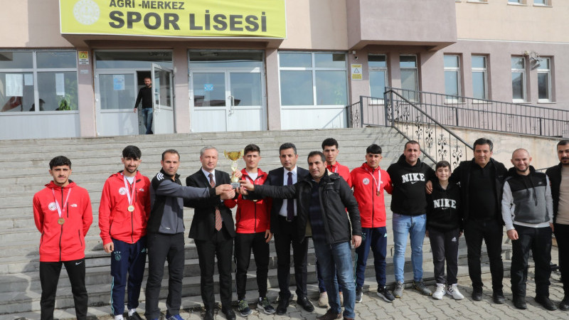 Ağrı Spor Lisesi kros şampiyonları coşkuyla karşılandı
