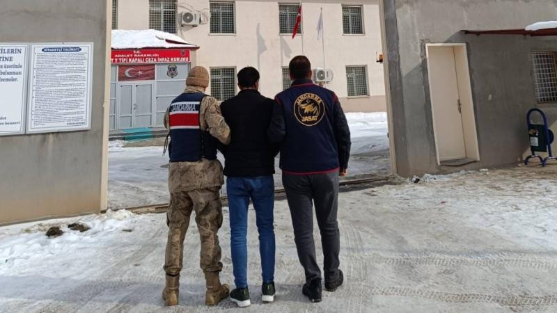 toplamda 15 yıl hapis cezası olan 2 firari yakalandı
