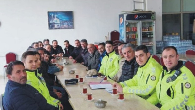 Trafik Polisleri yolcu taşıyan firmaları bilgilendirdiler