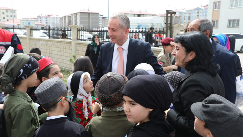 Ağrı Selahaddin Eyyubi İlkokulu'nda 23 Nisan çoşkuyla kutlandı, kahramanlar anısına fidanlar dikildi