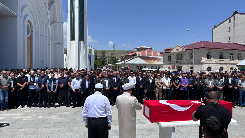 Trafik kazasında hayatını kaybeden polis memuru Ağrı'da toprağa verildi