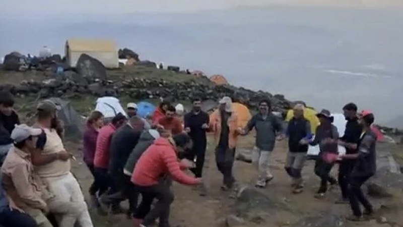 Ağrı Dağı zirvesine çıkan 3 kişiden haber alınamıyor