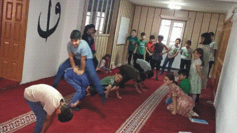 Camiyi Çocuklara oyunlar ile sevdiren İmam