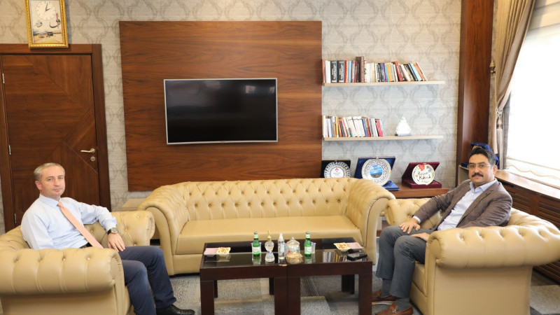Hamur Kaymakamı Yıldırım'dan Milli Eğitim Müdürü Kökrek'e veda ziyareti