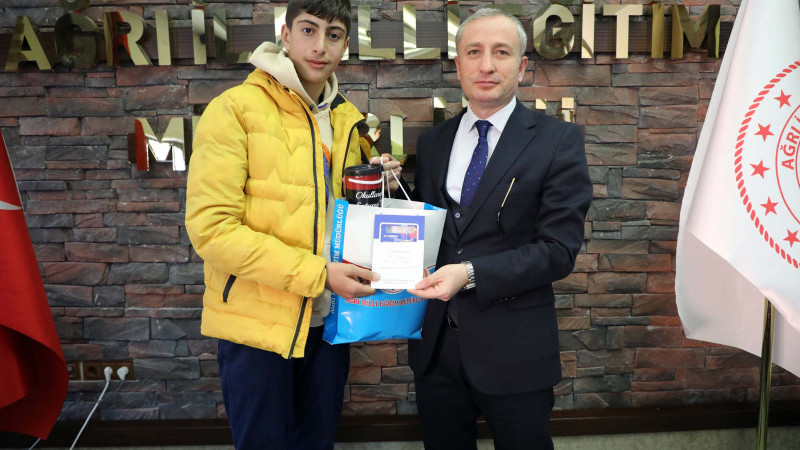 Ağrı Milli Eğitim Müdürü Kökrek, “Dilimizin Zenginlikleri” projesi ödüllerini verdi