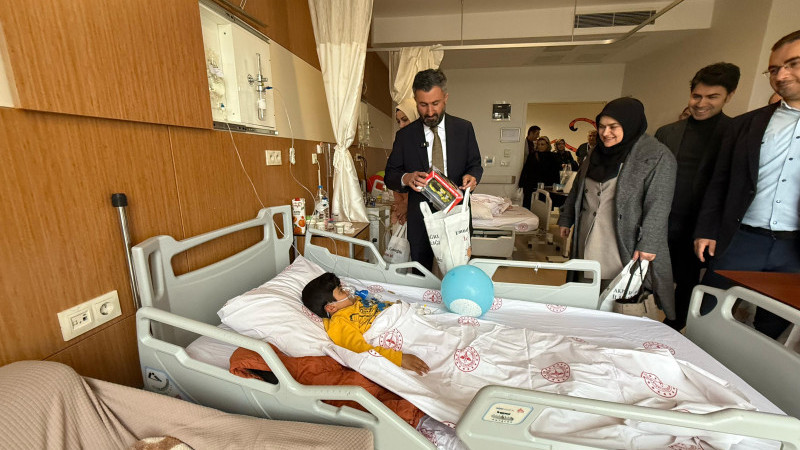 İlhami Yıldız hastanede yatan çocukları ziyaret etti