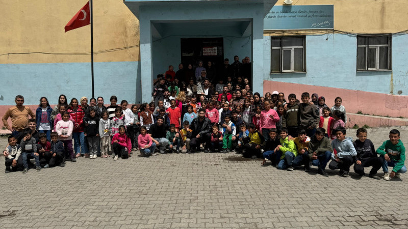 Ağrı İbrahim Çeçen Üniversitesi Öğrencilerinden Köy Okuluna Eğitim Desteği