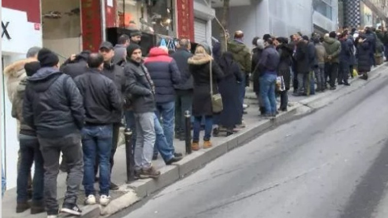 SGK binaları önünde uzun EYT kuyruğu