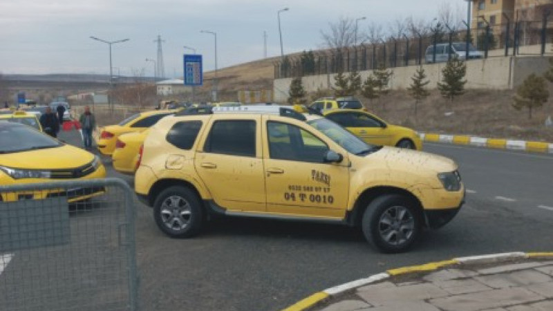 Ticari Taksiciler Ağrı Ahmed-i Hani Havalimanında Eylem Yaptı