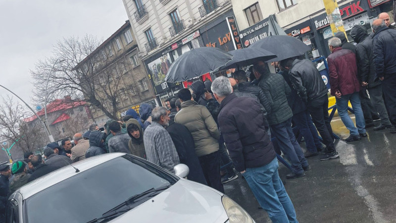 Elektrik Faturaları ve TEDAŞ'ı protesto için caddeyi Trafiğe kapattılar